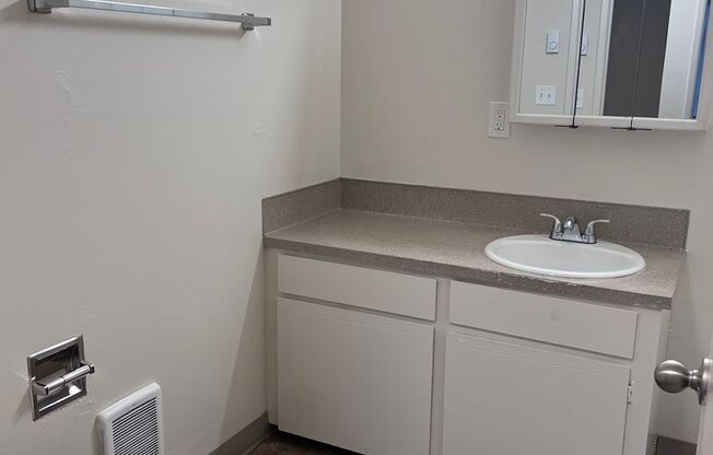 2 beds, 1.5 baths, 920 sqft, $1,595, Unit 42