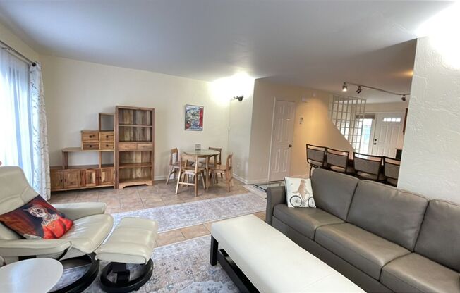 Furnished 2 Bdrm/2 Bath Condo in the Heart of Downtown Ashland!