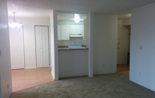 Fully Updated 2 Bedroom Condo in Edmonds!