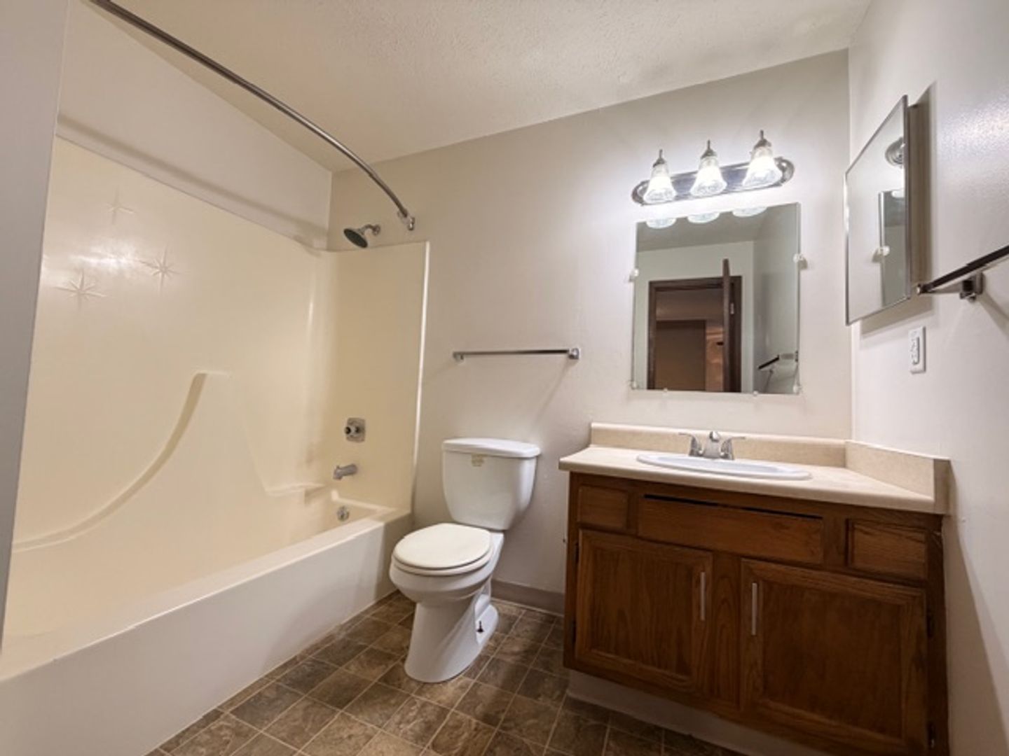 1 bed, 1 bath, 650 sqft, $870, Unit 1515-13