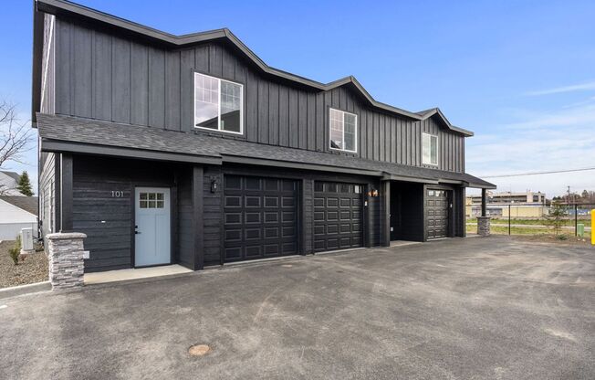 Luxury Living Off Appleway Trial Brand New-2 bed 2.5 bath townhomes-Available now