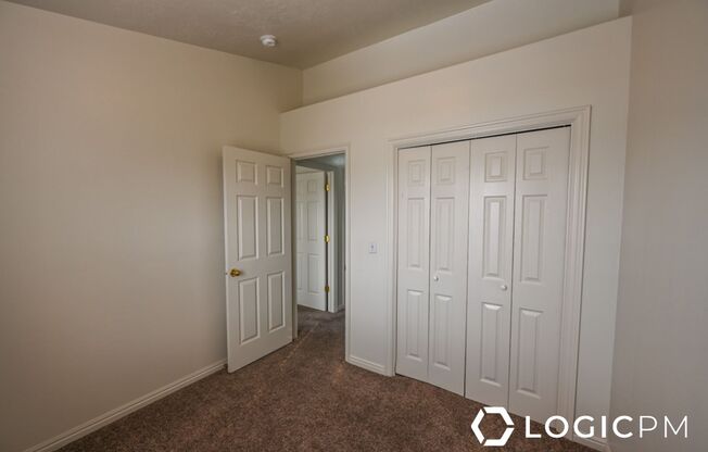 3 beds, 2.5 baths, 1,350 sqft, $1,695, Unit Upstairs