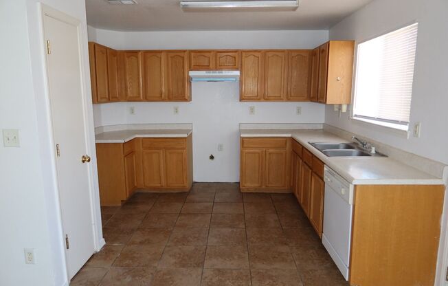 3 beds, 2 baths, $1,395