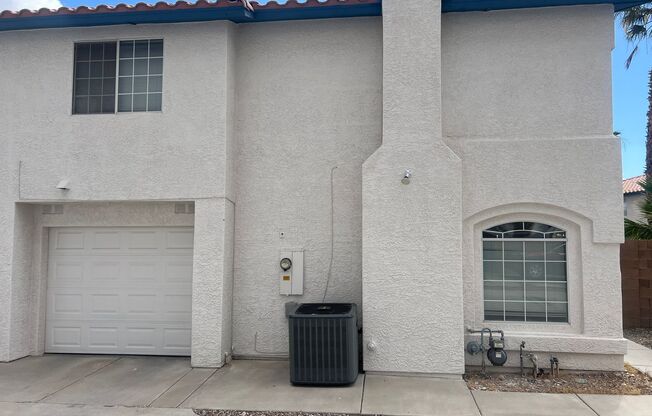 3 bedrom 2.5 bath Gated Community Townhome with community Pool, Spa & Private Garage