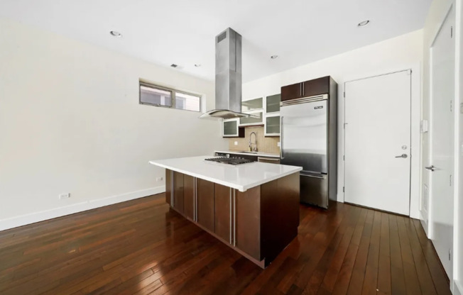 2738 N.Southport Ave