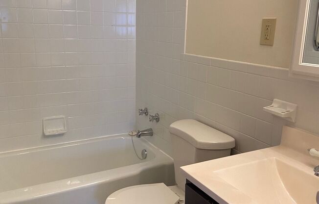 1 bed, 1 bath, 700 sqft, $1,650, Unit 150-4E