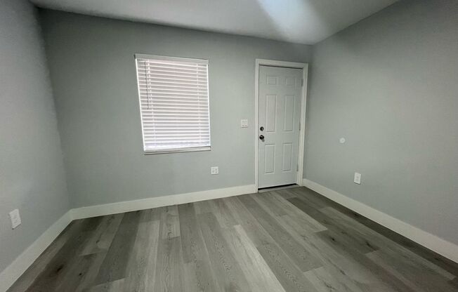3 beds, 1 bath, 880 sqft, $2,300, Unit 5200-2