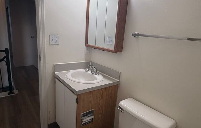 2 beds, 1 bath, 885 sqft, $1,150, Unit 740