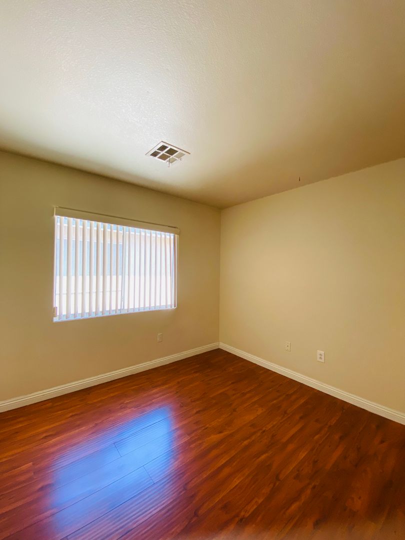 GATED COMMUNITY, BEAUTIFUL 2 STORY HOME! ONE BEDROOM DOWNSTAIRS, LAMINATE WOOD FLOORING THROUGHOUT HOME, CLOSE TO SHOPPING CENTERS! MUST SEE!! HOME TO BE PROFESSIONALLY CLEANED BEFORE MOVE IN.