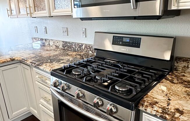 Beautiful Duplex, High End Finishes with LAKE FRONT VIEWS!
