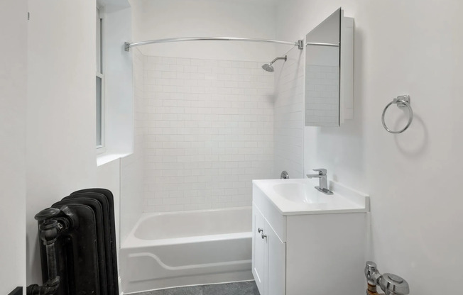 931 905 W CARMEN AVE