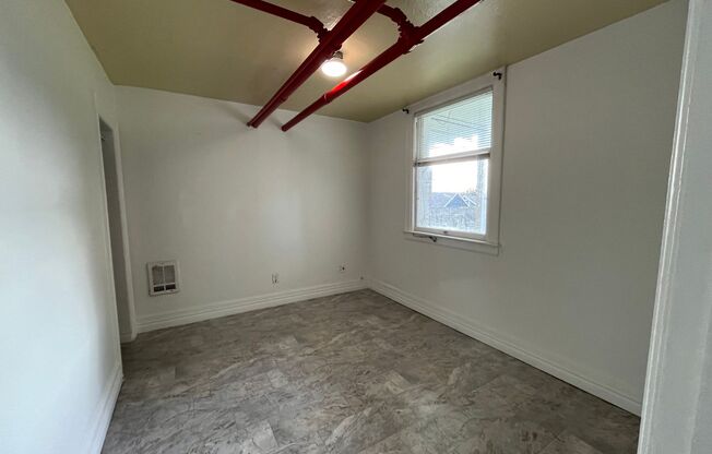 Spacious Studio with Full Kitchen and Shared Yard!