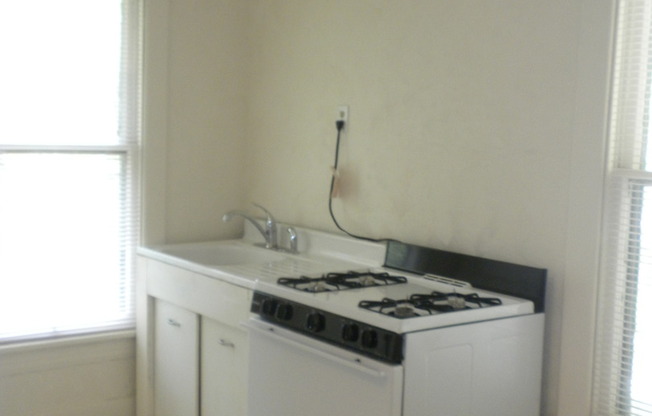 2 beds, 1 bath, $800, Unit Apt B