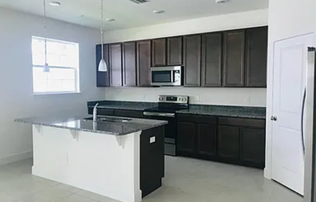 Spacious 3-Bedroom Townhouse in Grandview at Lake Wildmere