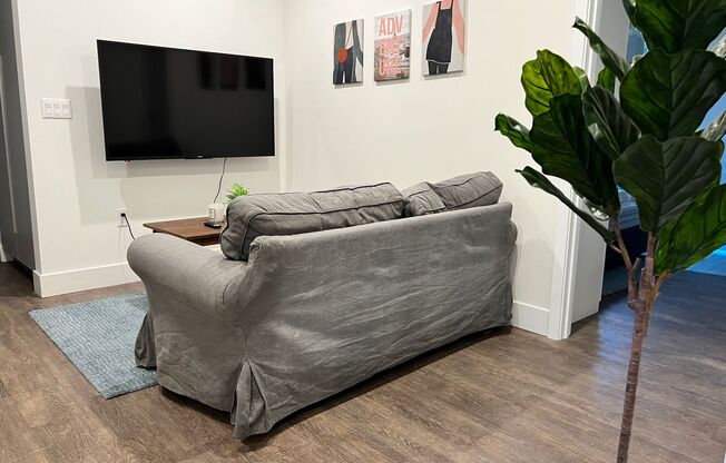 4 beds, 3 baths, 1,300 sqft, $1,650, Unit ph2 - Grand Master Room - 4