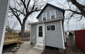 Updated 2BR Home with Reserved Parking – Moline