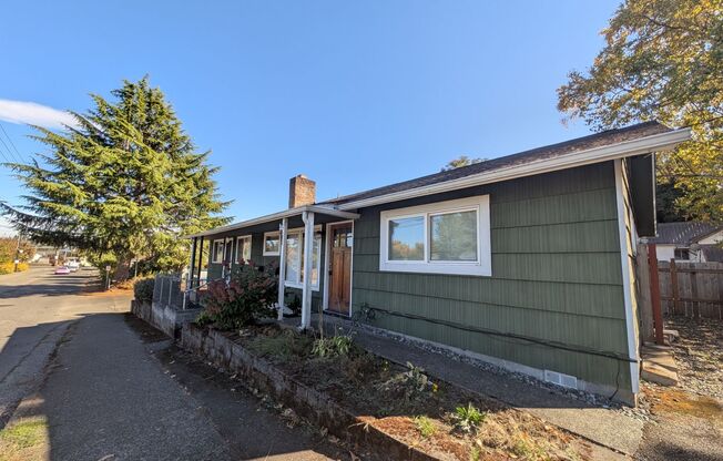 Well Maintained Duplex Unit in Bremerton, Available Now!