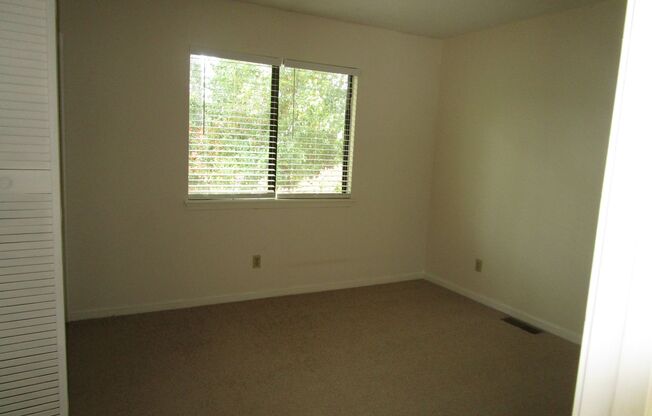 2 beds, 1.5 baths, 1,000 sqft, $950, Unit 690a