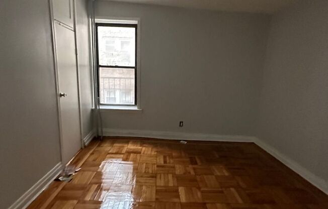 3 beds, 1 bath, $2,600, Unit 202