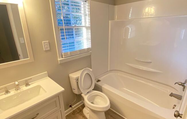 1 bed, 1 bath, 615 sqft, $1,050, Unit 811 Oakwood Villa