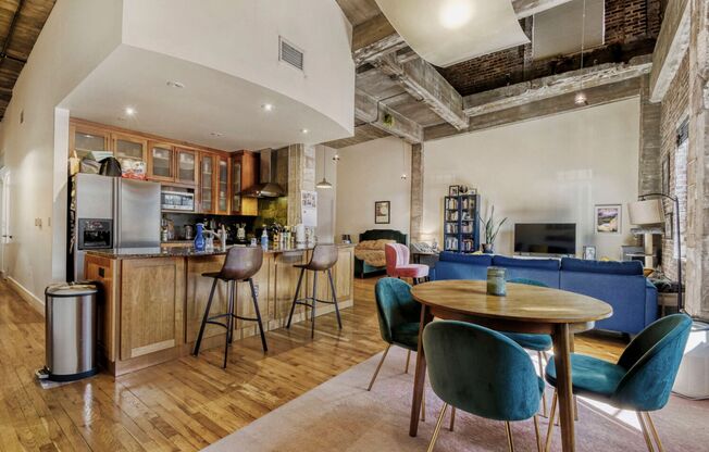 Evolve Real Estate: Elegant Urban Loft 1 Bed/1 Bath, 1016 SQFT With Full Bathroom in The Heart of LoDo!