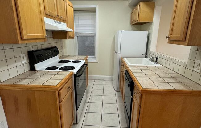 2 beds, 1 bath, $1,300, Unit Unit 4