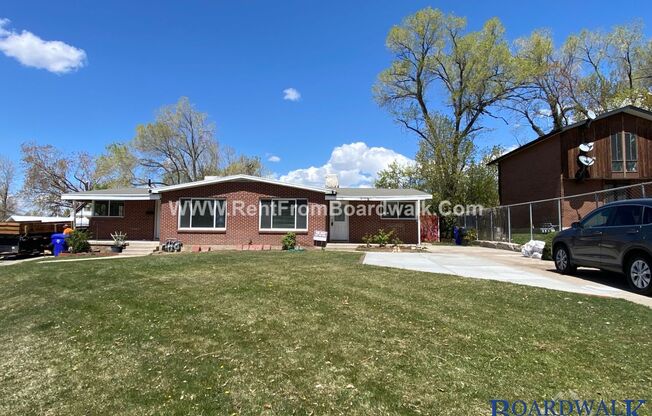223/225 E Mill St