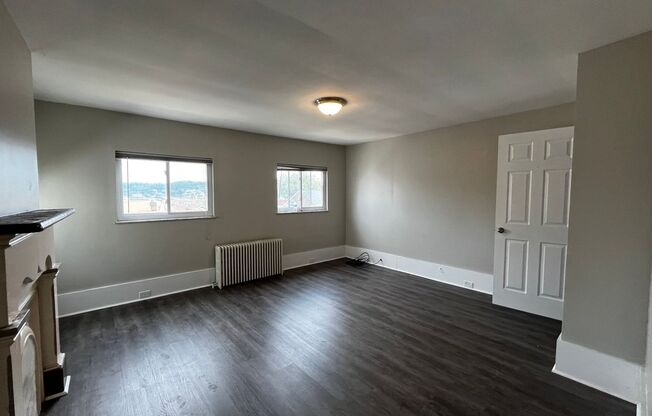 Newly Renovated 2BD/1BTH House - Off-Street Parking, Laundry, AC