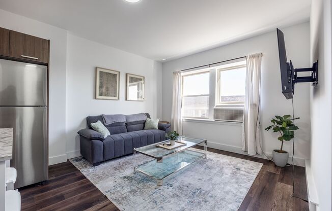 2 beds, 1 bath, $3,000, Unit 1555 - 404