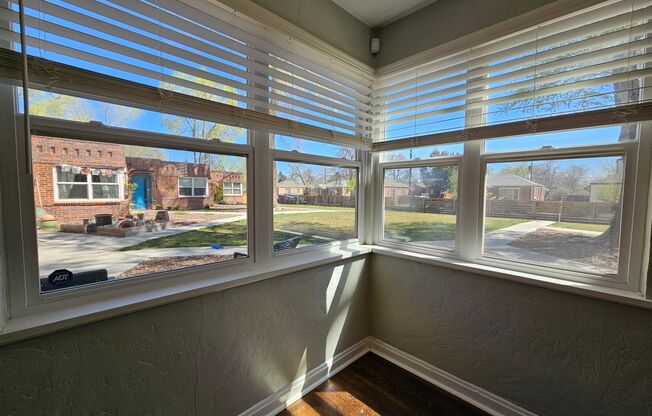 Heart of the City 1949 Charmer 2 Bed 1 Bath w/ Perks!