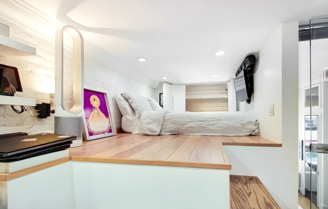 219 W 14 ST