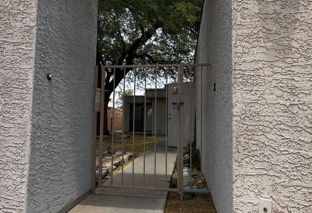 Central (Ft Lowell and Columbus) 2 bed, 2 bath townhouse with private yard and a/c!