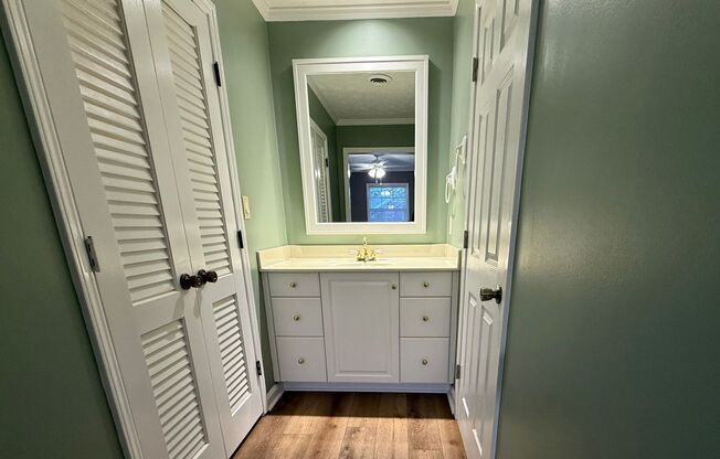 4 beds, 2.5 baths, $2,200, Unit 119 Rolling Oaks Dr