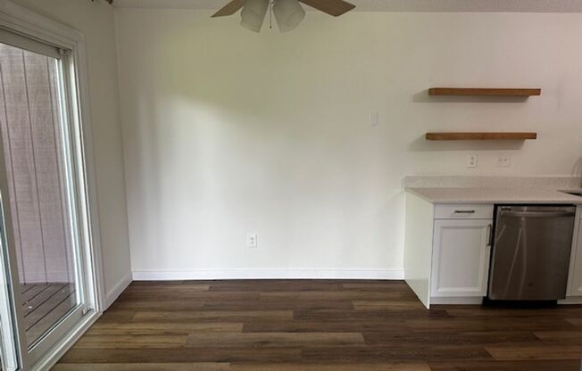 End unit townhome in Lakeville *3Bed*2bath Available 9/1