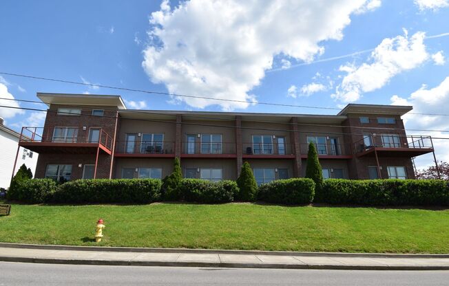 Large 2 Bedroom Condo For Rent Near Historic Downtown Clarksville!