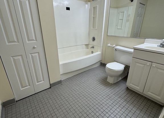 2 beds, 1.5 baths, 943 sqft, $3,000, Unit 905