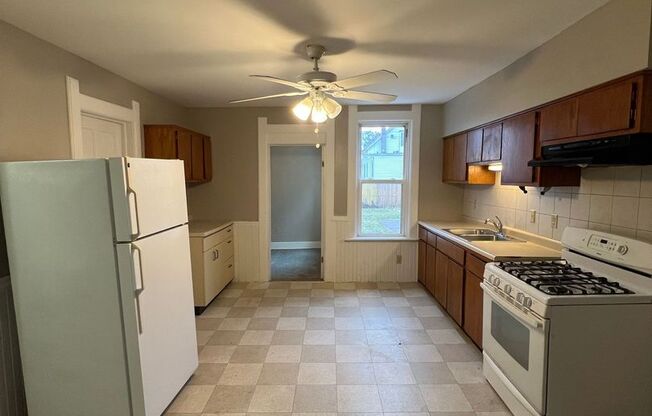 3 beds, 1 bath, 863 sqft, $1,195, Unit 1722 Lower