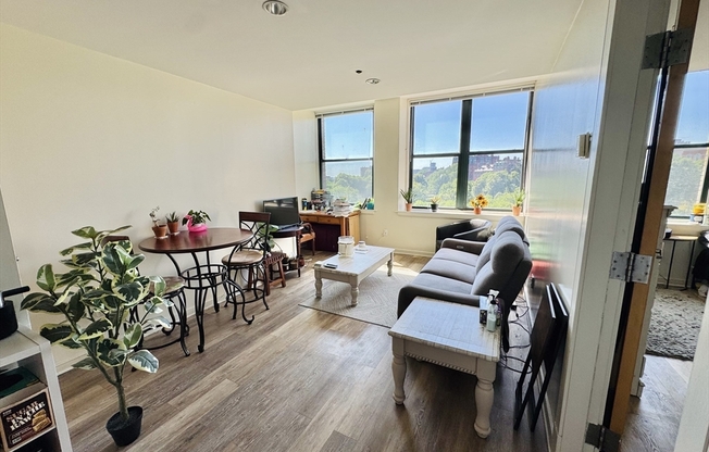 2 beds, 1 bath, 736 sqft, $3,700, Unit 6B