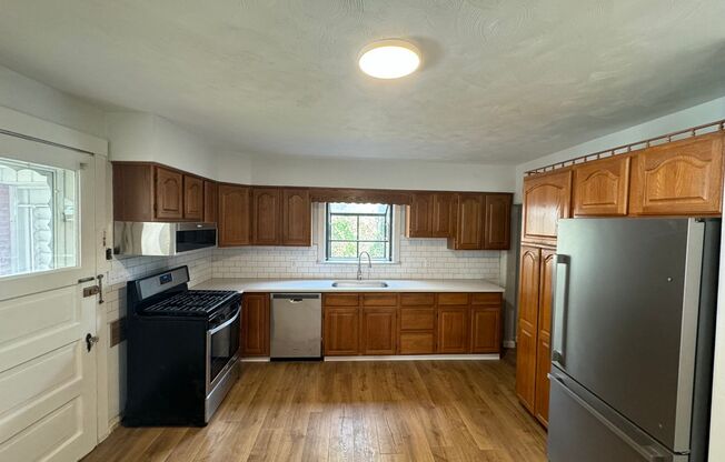 Spacious Retreat: Rent Your Newly Renovated 5-Bedroom Haven in Scott Twp, PA!