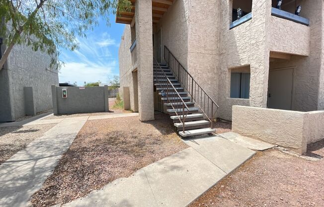 Charming ground level unit in Phoenix!!