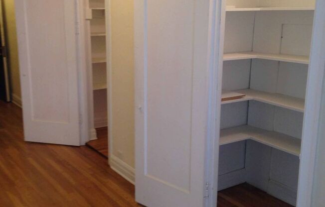 1 bed, 1 bath, 962 sqft, $1,560, Unit New King Edward  503