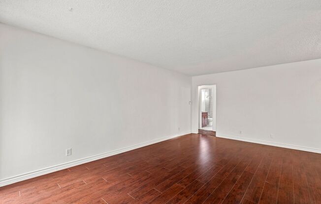 One-of-a-Kind 2-Bedroom Apartment in Prime Pico-Robertson Location!