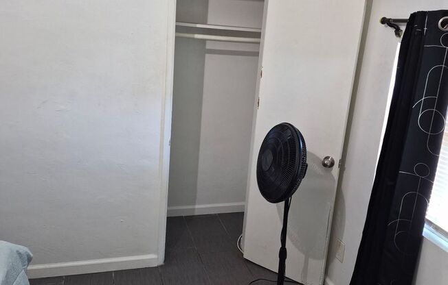 Private Bedroom for Rent in Single-Family Home – Utilities Included