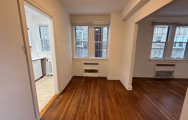 1 bed, 1 bath, 962 sqft, $1,510, Unit New King Edward  306