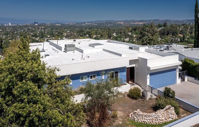 4 Br 5 Ba with STUNNING VIEWS and Jacuzzi