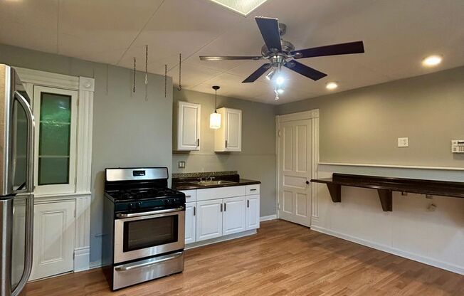 Large 3bd/ 1.5 bath Home w/Attic Room l Spring Garden