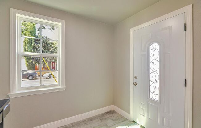 Adorable & Modern Remodeled Home, New floors & Paint, Renovated Bathroom, New Appliances, Solar!