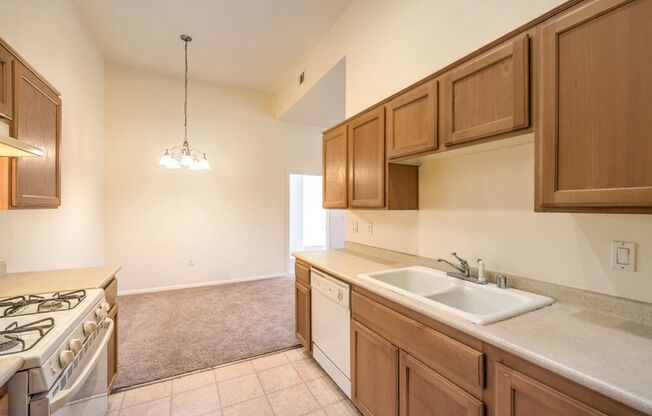 3 beds, 2 baths, $1,390, Unit # 2095