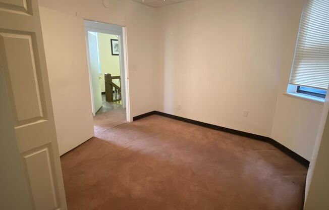 2 beds, 1 bath, $1,100, Unit 934 5th Ave Apt 2