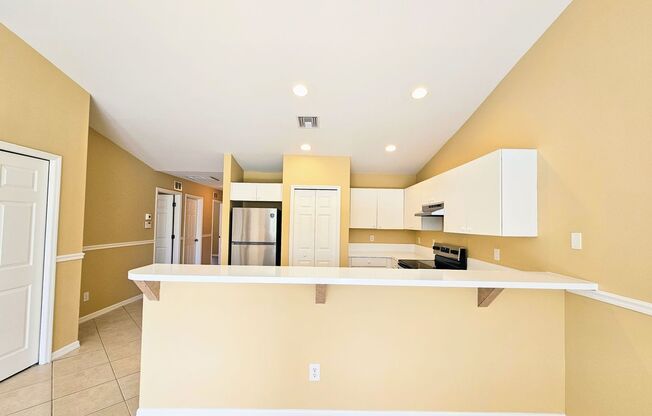 Great 3-bedrooms, 2 baths duplex with new appliance